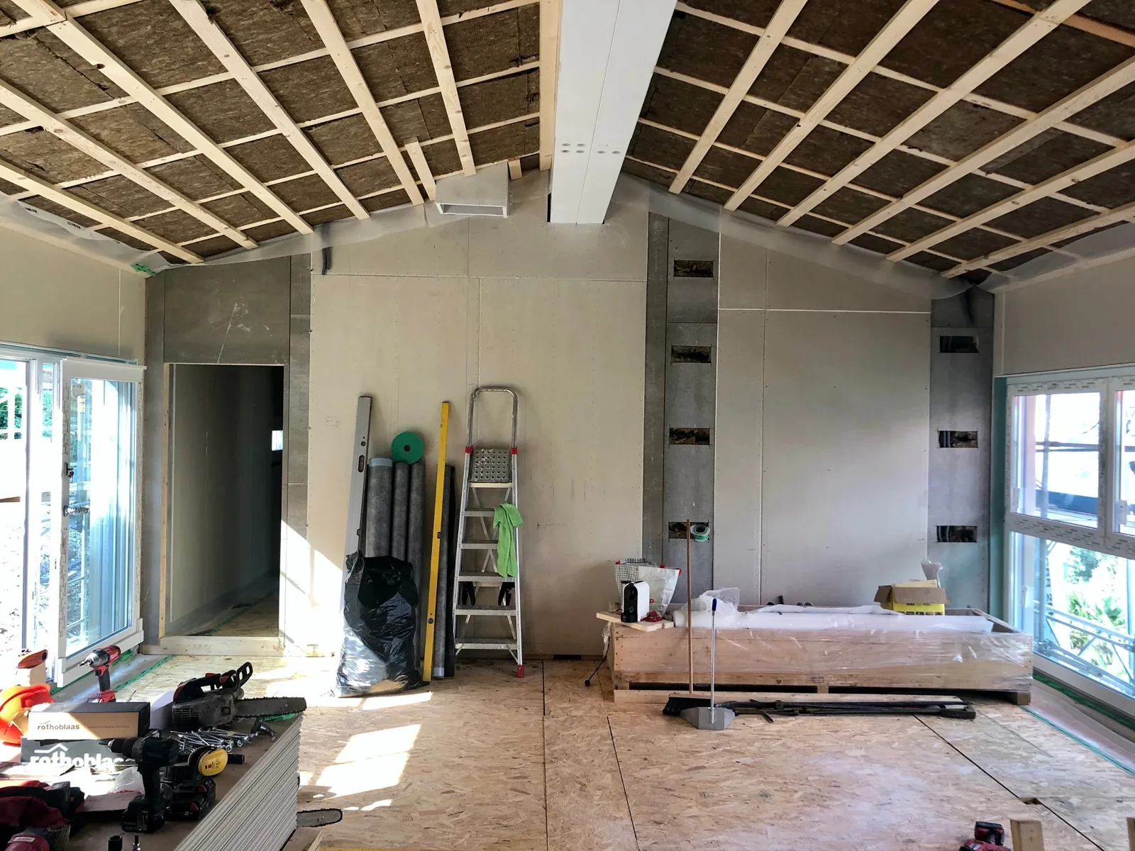 Interno in lavorazione con soffitto in legno