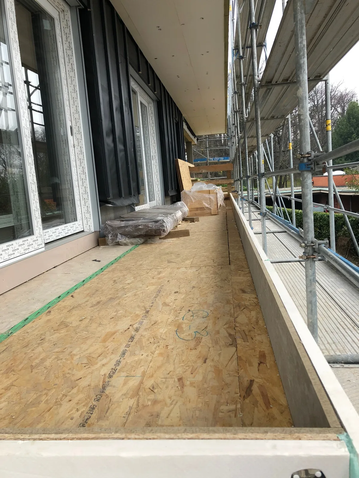 Terrazza con pavimento OSB e serramenti