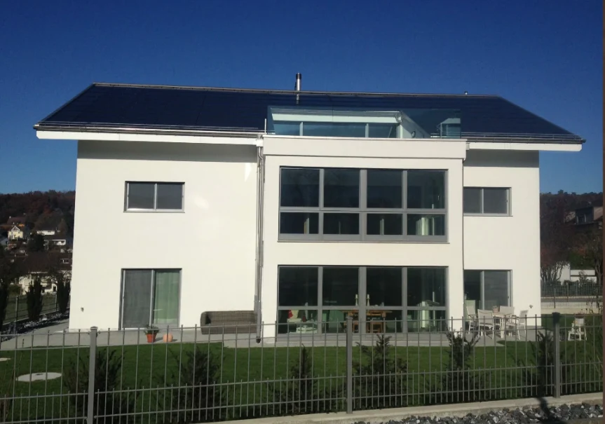 Casa bianca con tetto scuro