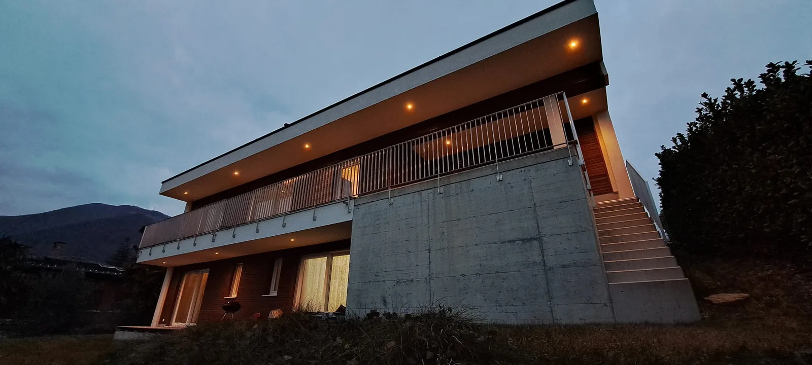 Casa in legno e cemento al crepuscolo