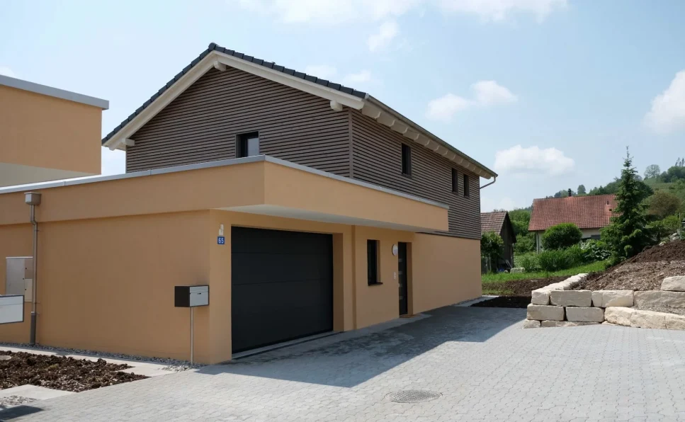 Villetta con garage e rivestimento in legno
